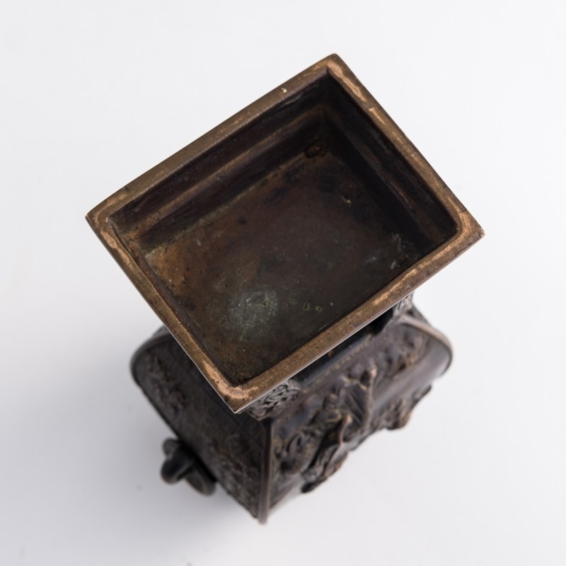 十八世紀 銅人物四足熏爐 | A Chinese bronze four-legged figural censer, 18th century - 图8
