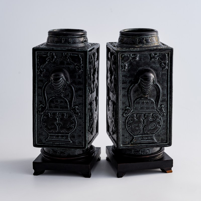 民國 古銅彩饕餮紋象耳琮瓶一對（附木座） | A pair of Chinese archaistic bronze-glazed 'taotie' cong-form vases, Republic period - 图2