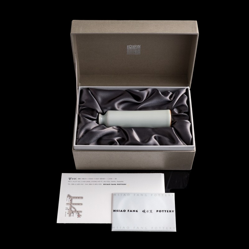 曉芳窑 天青釉筒瓶（附原盒及證書） | A Hsiao Fang kiln sky-blue-glazed sleeve vase, Modern - 图9