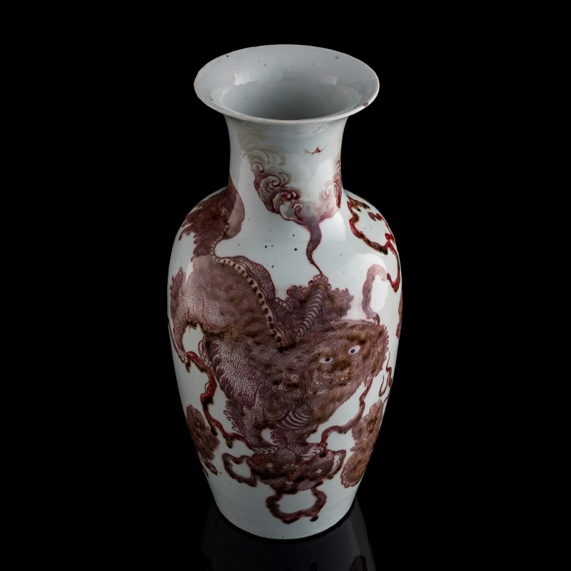 十九世紀 釉裏紅少獅太獅瓶 | A Chinese copper-red-underglazed 'lion and cub' vase, 19th century - 图5