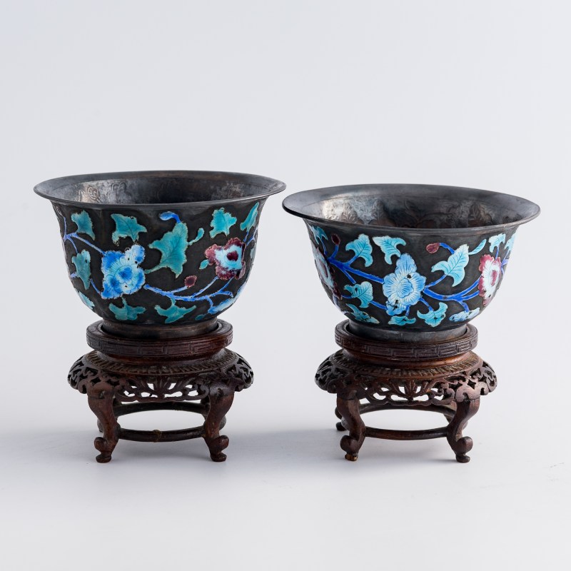 十九世紀 銀燒藍纏枝花卉杯一對（附硬木座） | Two Chinese silver enamel floral cups, 19th century - 图3