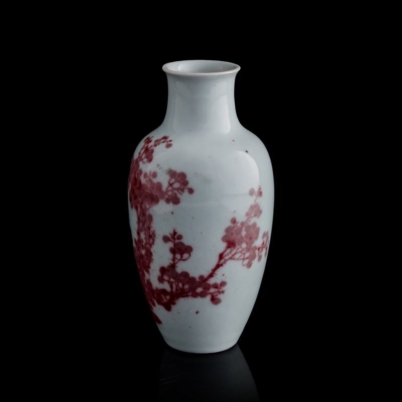 十九世紀 釉裏紅梅花瓶 | A Chinese copper-red-underglazed 'plum blossom' vase, 19th century - 图2