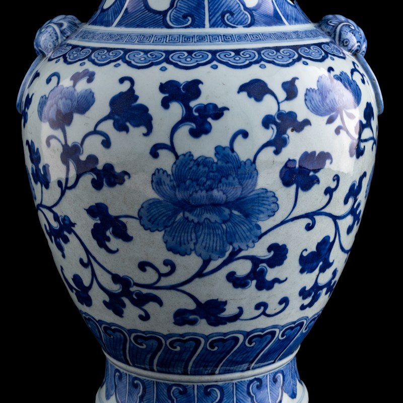 十九世紀早 青花纏枝蓮鋪首尊 | A Chinese blue and white 'lotus scroll' zun vase, early 19th century - 图9