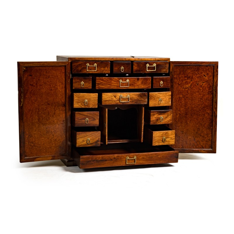 黃花梨癭木面雙門櫃 | A Chinese huanghuali two-door cabinet with burlwood panels - 图2