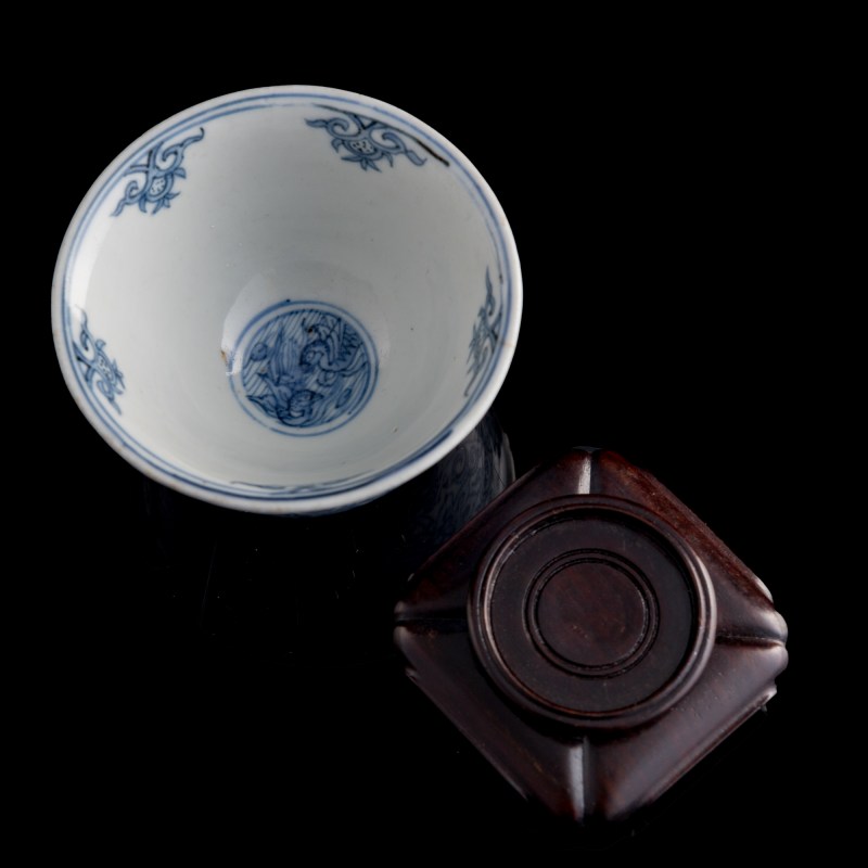 明代晚期 青花纏枝蓮杯（附硬木座） | A Chinese blue and white 'lotus scroll' cup, late Ming dynasty - 图6