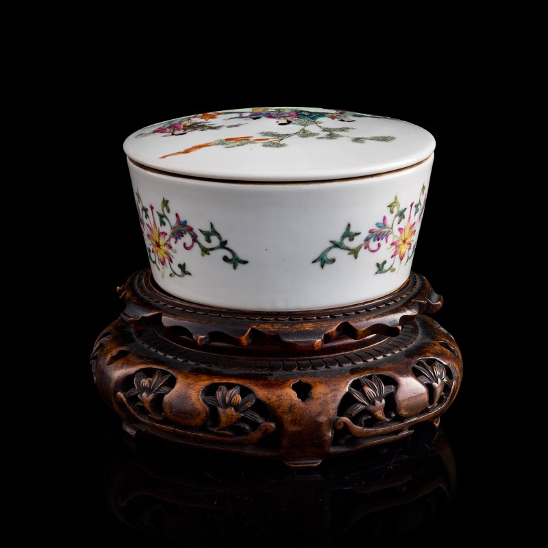民國 麟趾呈祥粉彩嬰戲蓋盒（附木座） | A Chinese famille rose covered 'boys' box, Republic period - 图2