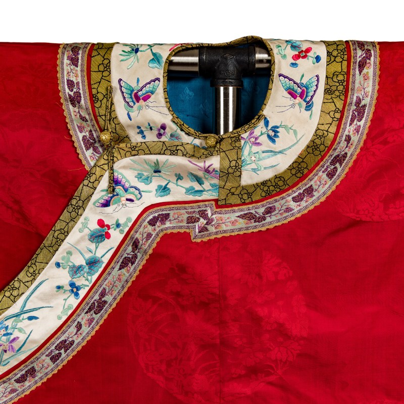 十九世紀 紅綢鑲刺綉花蝶紋女袍 | A Chinese red silk woman's robe embroidered with flowers and butterflies, 19th century - 图3