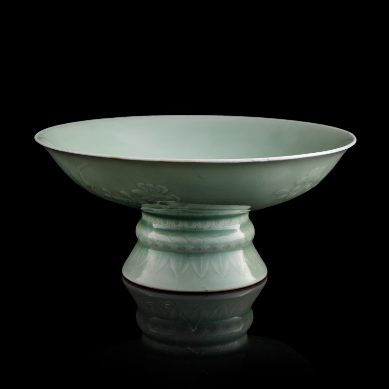 清雍正 豆青釉印花高足碗 | A Chinese celadon-glazed 'flower' stem bowl, Yongzheng period, Qing dynasty - 图2