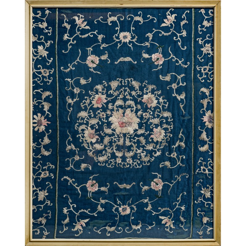 十九世紀 藏青緞地刺綉團花纏枝牡丹鏡框 | A Chinese framed dark blue satin embroidered floral roundel, 19th century