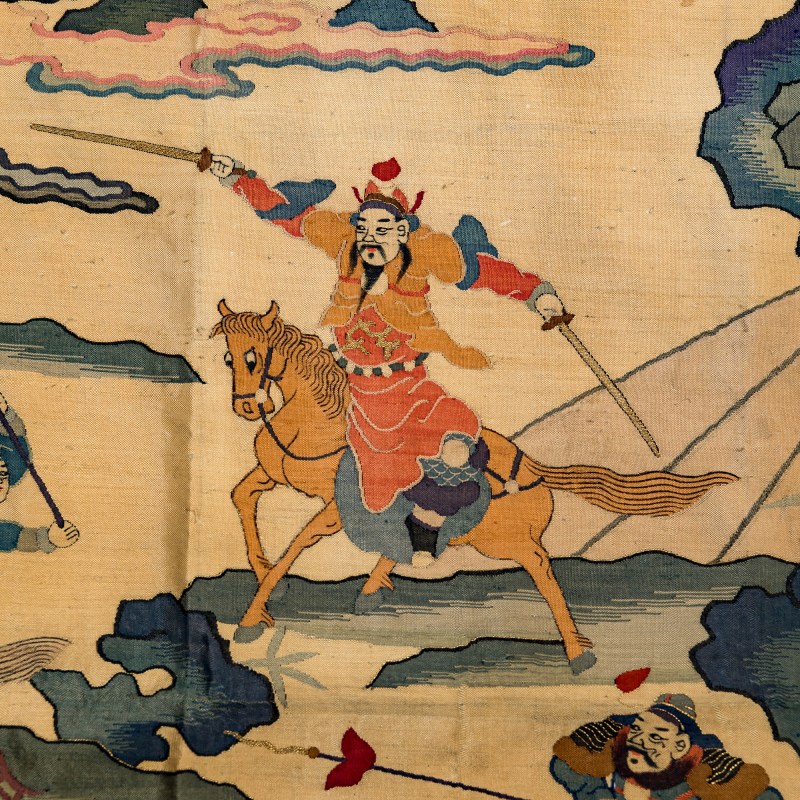 十九世紀 緙絲刀馬人物綉片及刺綉龍旗 | A Chinese kesi warrior panel and an embroidered dragon banner, 19th century - 图7