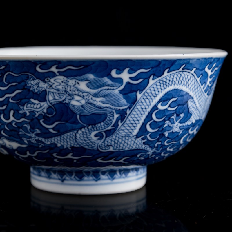 清光緒 青花地留白龍紋碗（附錦盒） | A Chinese blue-ground and white-reserved 'dragon' bowl, Guangxu period, Qing dynasty - 图11