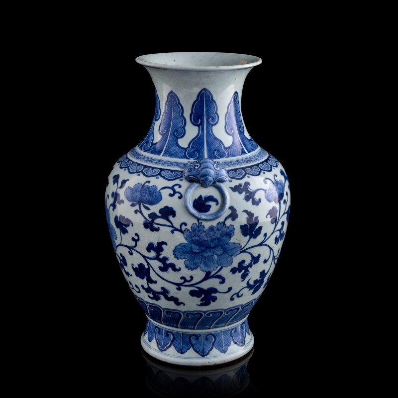 十九世紀早 青花纏枝蓮鋪首尊 | A Chinese blue and white 'lotus scroll' zun vase, early 19th century - 图4