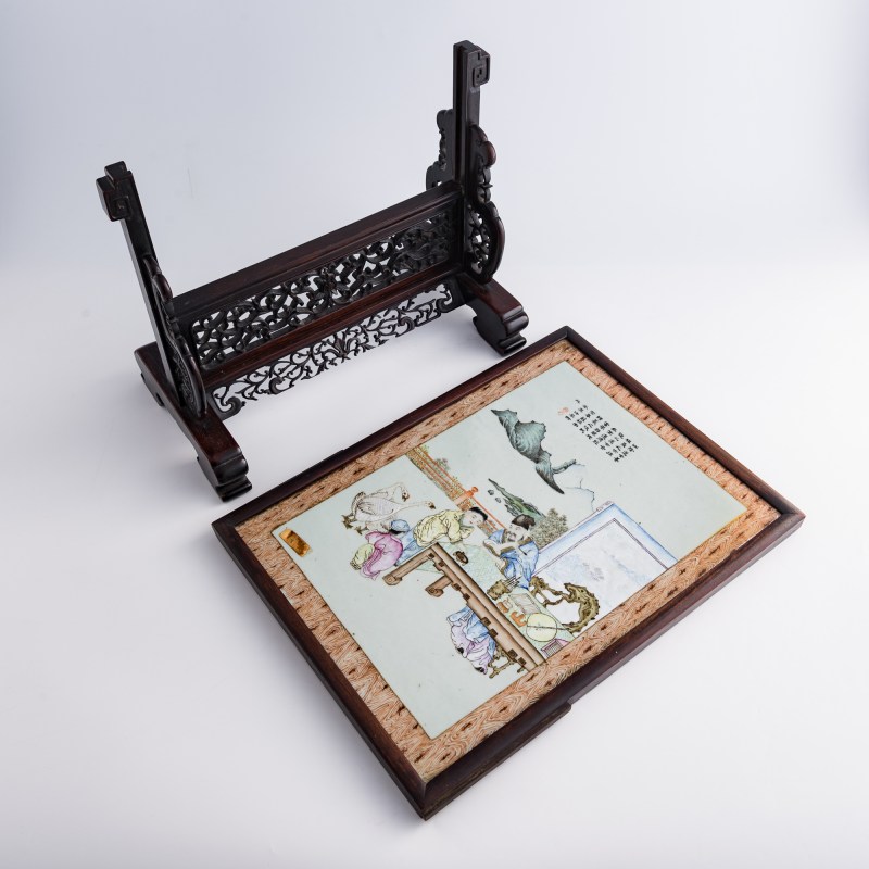 民國 木紋釉開窗粉彩羲之愛鵝瓷板插屏 | A Chinese wood-grain-glazed and famille rose porcelain plaque table screen, Republic period - 图6
