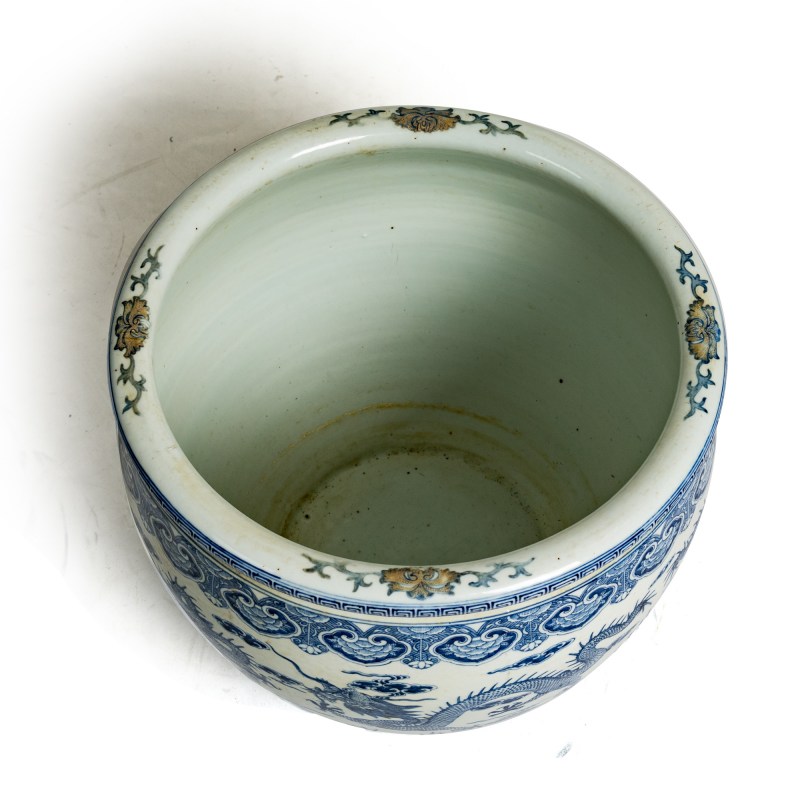 十九世紀 青花雲龍紋缸一對 | A pair of Chinese blue and white 'cloud and dragon' jardinieres, 19th century - 图5