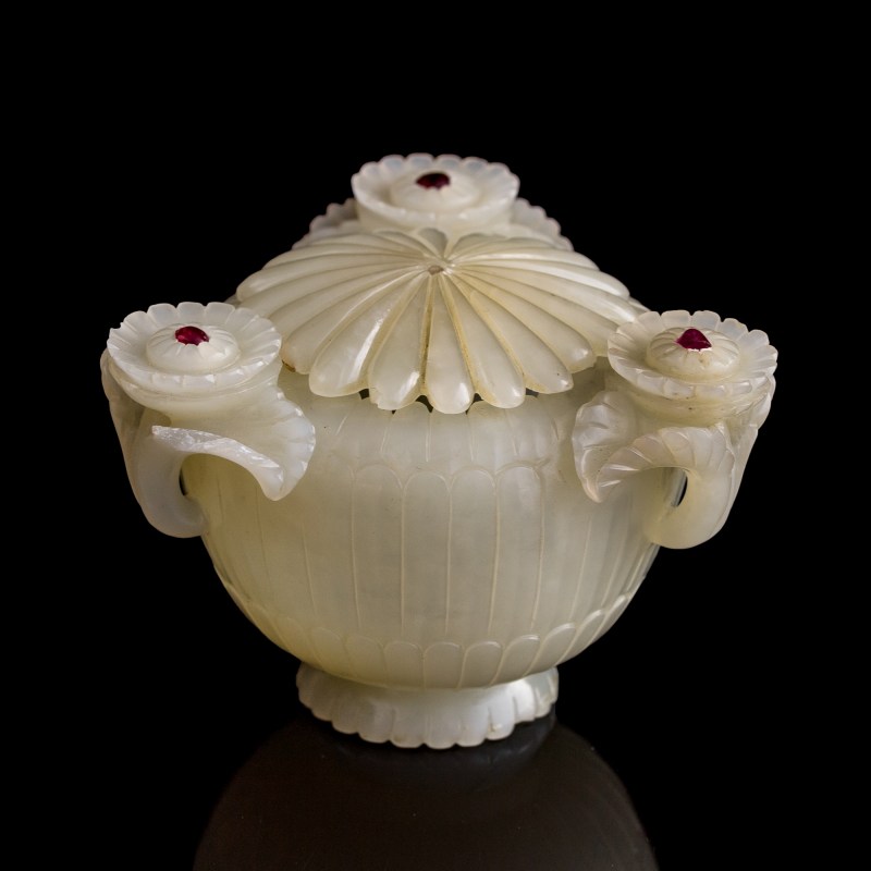 清乾隆 白玉痕都斯坦蓋爐(附1981年購買票據） | A Chinese white jade Mughal-style covered censer, Qianlong period, Qing dynasty - 图2