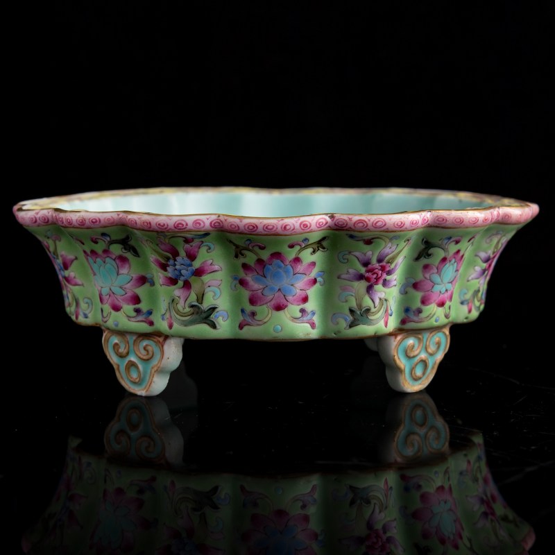 民國 綠地粉彩纏枝蓮花盆 | A Chinese green-ground famille rose lotus-scroll jardinière and stand, Republic period - 图7