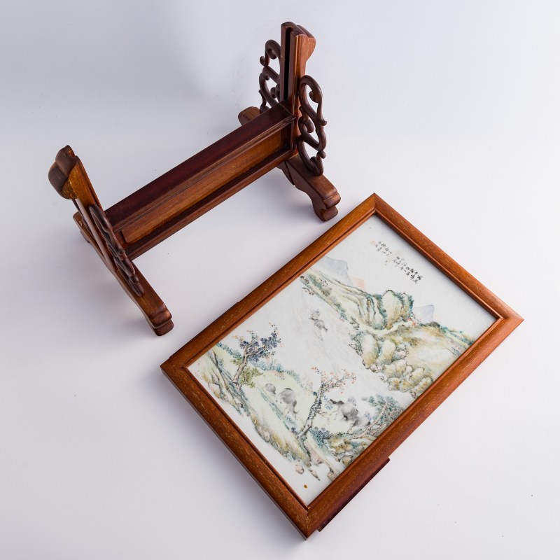 十九世紀晚 徐善琴款淺絳山水瓷板 | A Chinese Qianjiang-enameled 'landscape' porcelain plaque, late 19th century - 图7