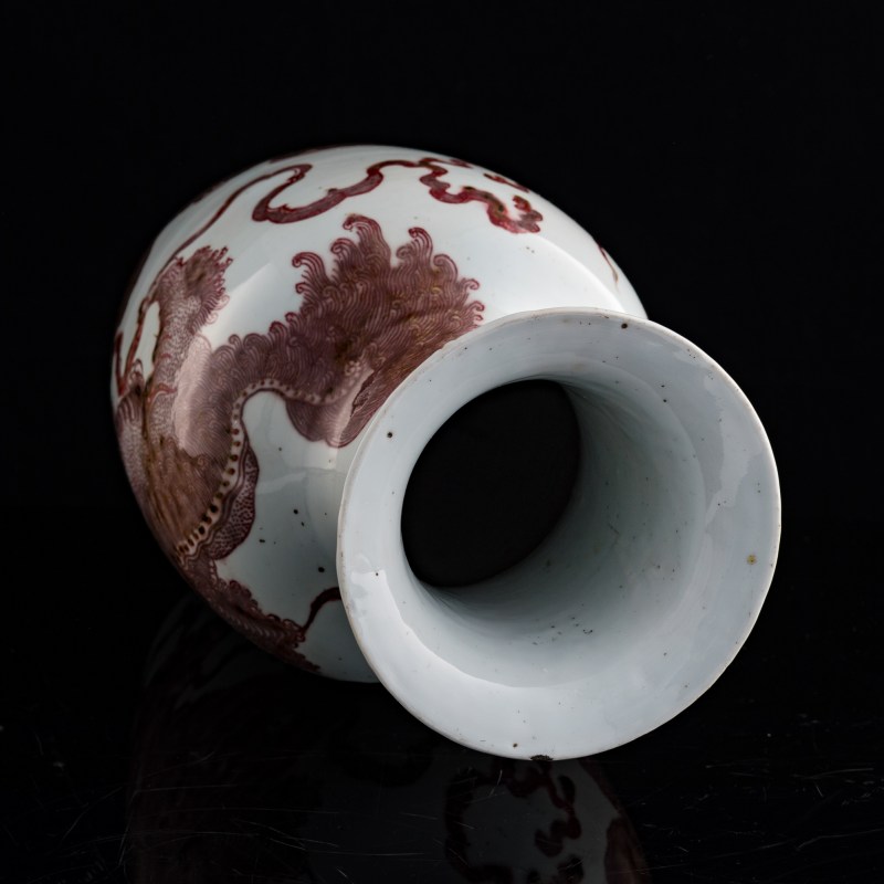 十九世紀 釉裏紅少獅太獅瓶 | A Chinese copper-red-underglazed 'lion and cub' vase, 19th century - 图6