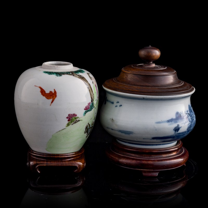 十八世紀 粉彩人物罐及青花山水爐（附木座木蓋） | A Chinese famille rose 'figural' jar and a blue and white 'landscape' censer, 18th century - 图4