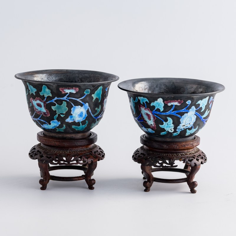 十九世紀 銀燒藍纏枝花卉杯一對（附硬木座） | Two Chinese silver enamel floral cups, 19th century - 图4