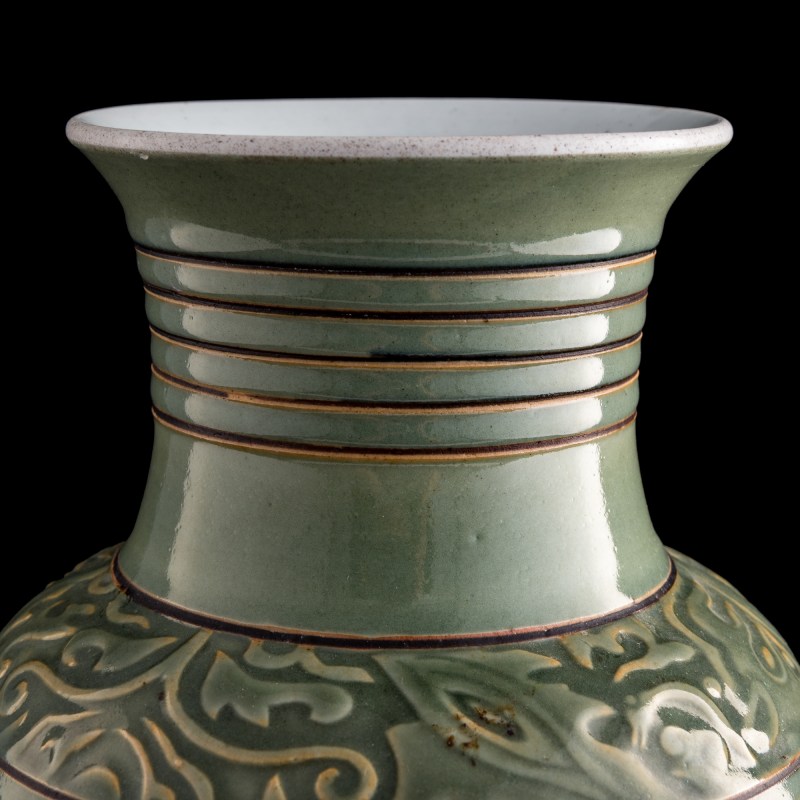 十九世紀 青釉印花玹紋尊 | A Chinese molded celadon-glazed ribbed zun vase, 19th century - 图9