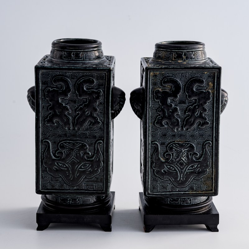 民國 古銅彩饕餮紋象耳琮瓶一對（附木座） | A pair of Chinese archaistic bronze-glazed 'taotie' cong-form vases, Republic period - 图3