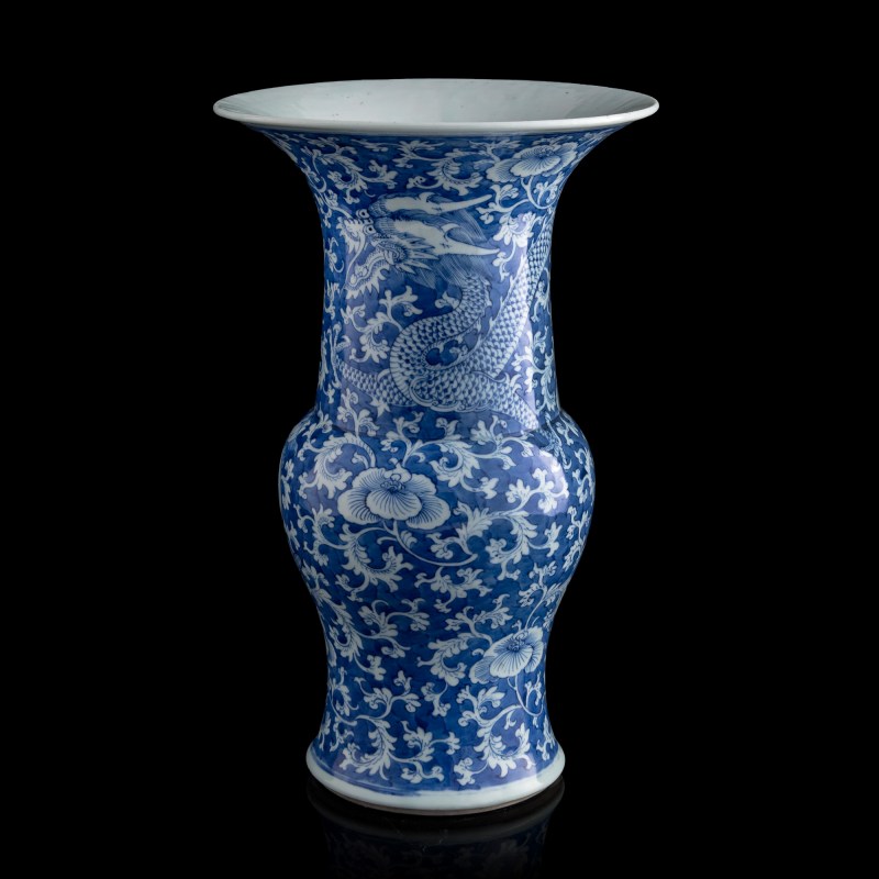 十九世紀早 青花留白纏枝花卉花觚 | A Chinese blue and white floral gu vase, early 19th century - 图1