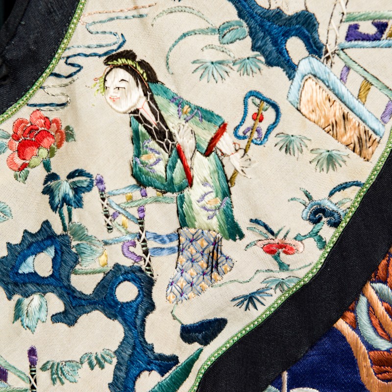 十九世紀 藍地刺綉人物女褂 | A Chinese blue-ground embroidered figural woman's jacket, 19th century - 图3