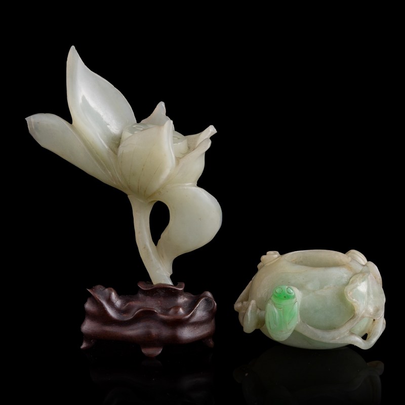 十九世紀 翡翠水盂及白玉荷花擺件（附座） | A Chinese jadeite water coupe and a white jade lotus carving, 19th century - 图1