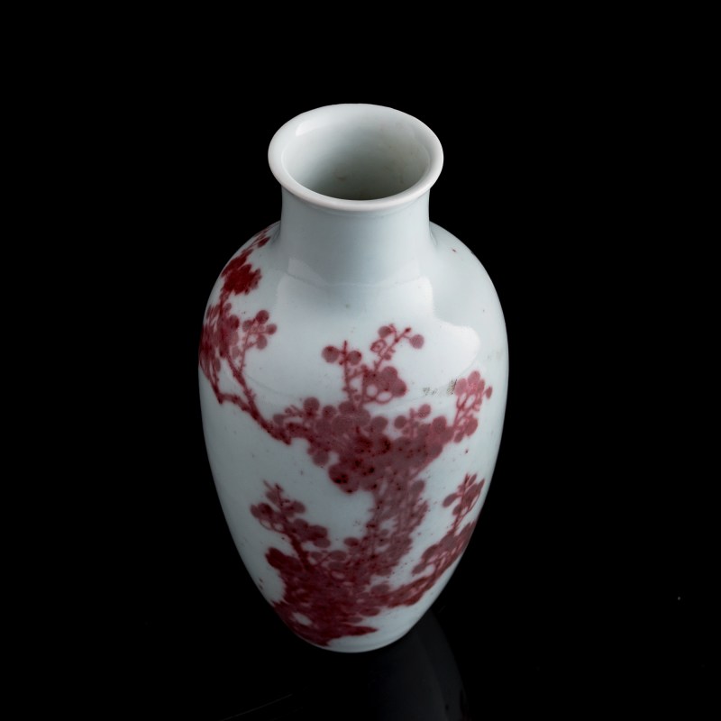 十九世紀 釉裏紅梅花瓶 | A Chinese copper-red-underglazed 'plum blossom' vase, 19th century - 图5