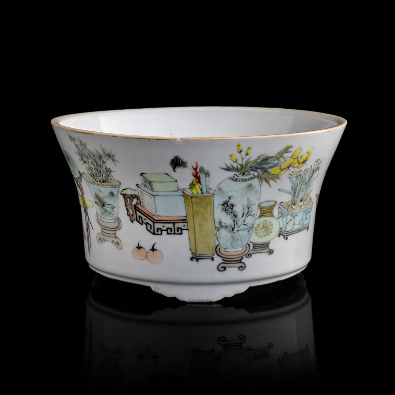 十九世紀晚 淺絳彩博古圖花盆 | A Chinese Qianjiang-enameled 'hundred antiques' jardiniere, late 19th century - 图1