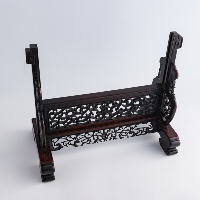 民國 木紋釉開窗粉彩羲之愛鵝瓷板插屏 | A Chinese wood-grain-glazed and famille rose porcelain plaque table screen, Republic period - 图7