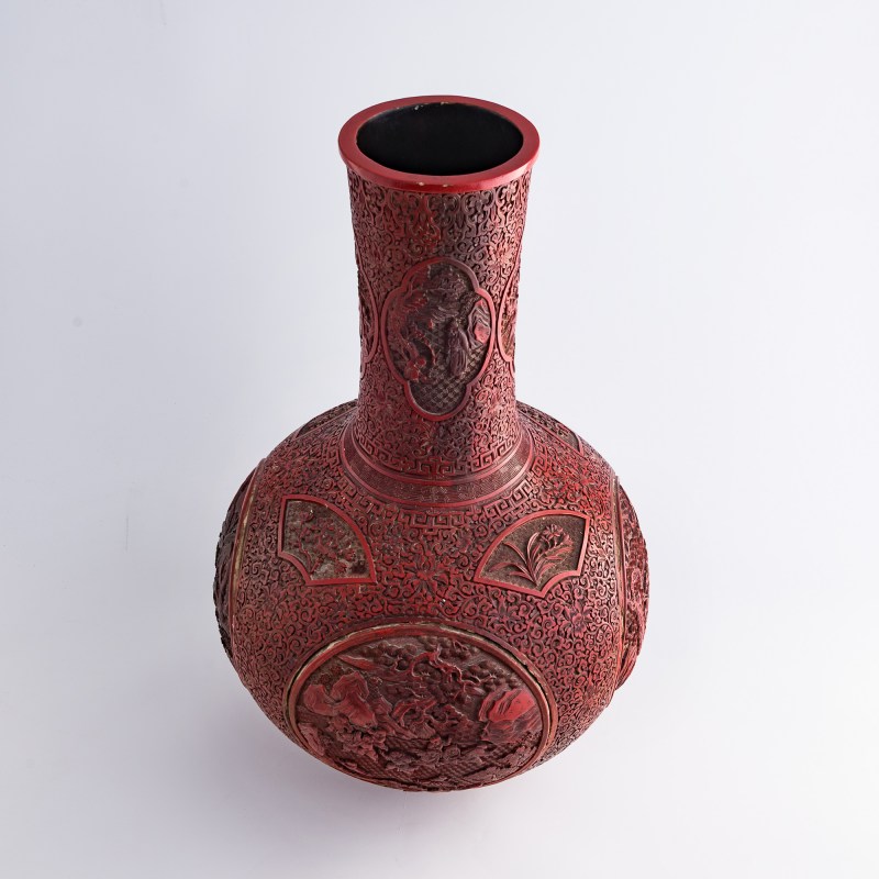 十九世紀早 剔紅嬰戲圖天球瓶 | A Chinese cinnabar 'children playing' tianqiu vase, early 19th century - 图5
