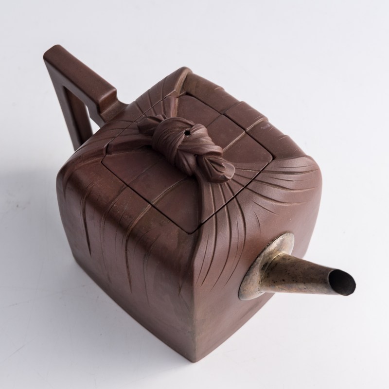 清代 紫砂包袱方壺 | A Chinese Yixing zisha bundle-form square teapot, Qing dynasty - 图5