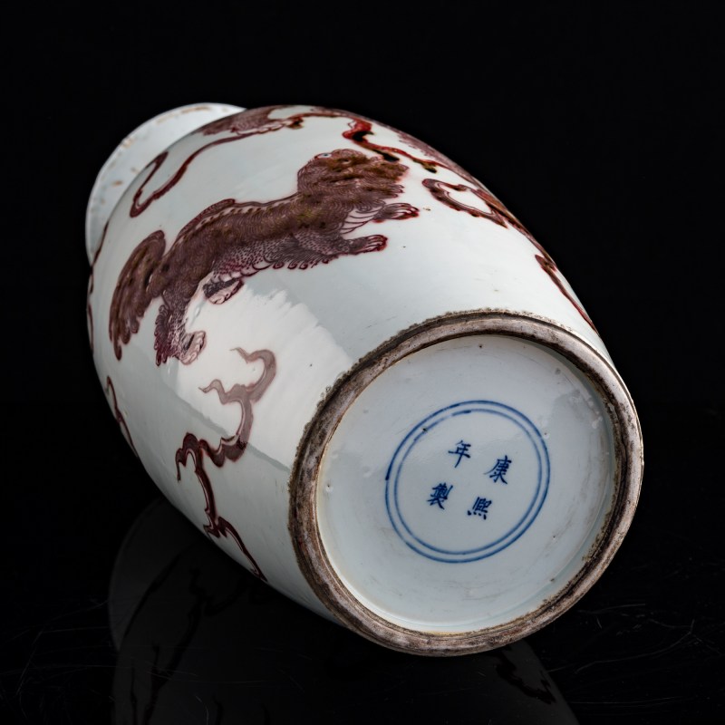 十九世紀 釉裏紅少獅太獅瓶 | A Chinese copper-red-underglazed 'lion and cub' vase, 19th century - 图7