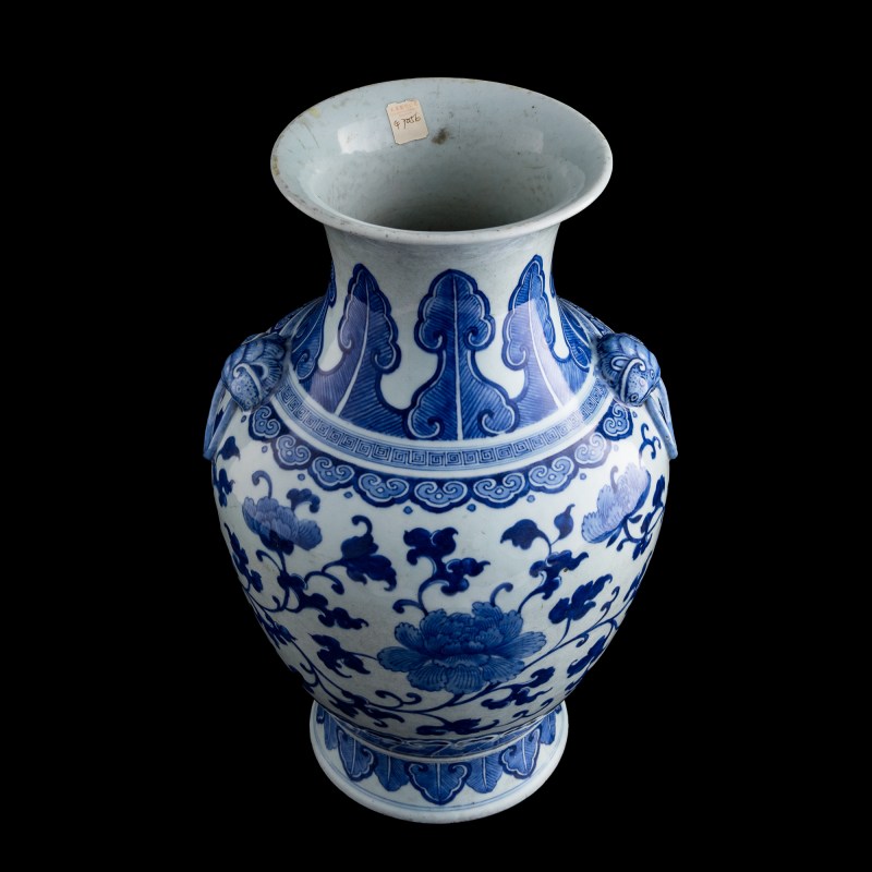 十九世紀早 青花纏枝蓮鋪首尊 | A Chinese blue and white 'lotus scroll' zun vase, early 19th century - 图5