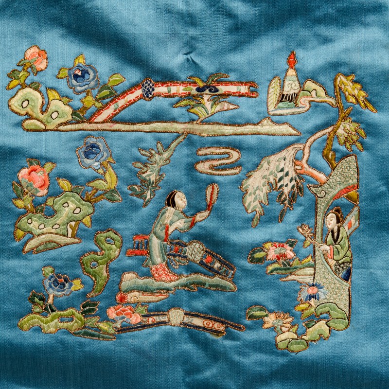 十九世紀晚 湖藍緞地粵綉庭院人物女褂 | A Chinese pale blue satin Canton-embroidered figural woman's jacket, late 19th century - 图6