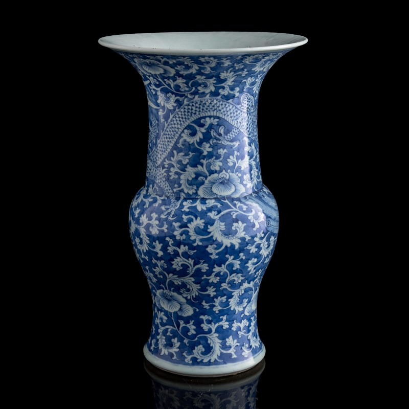十九世紀早 青花留白纏枝花卉花觚 | A Chinese blue and white floral gu vase, early 19th century - 图2