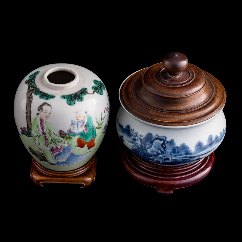 十八世紀 粉彩人物罐及青花山水爐（附木座木蓋） | A Chinese famille rose 'figural' jar and a blue and white 'landscape' censer, 18th century - 图5