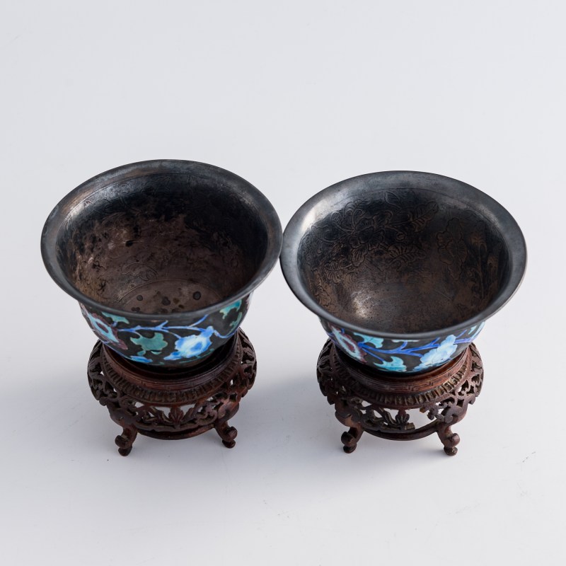 十九世紀 銀燒藍纏枝花卉杯一對（附硬木座） | Two Chinese silver enamel floral cups, 19th century - 图5
