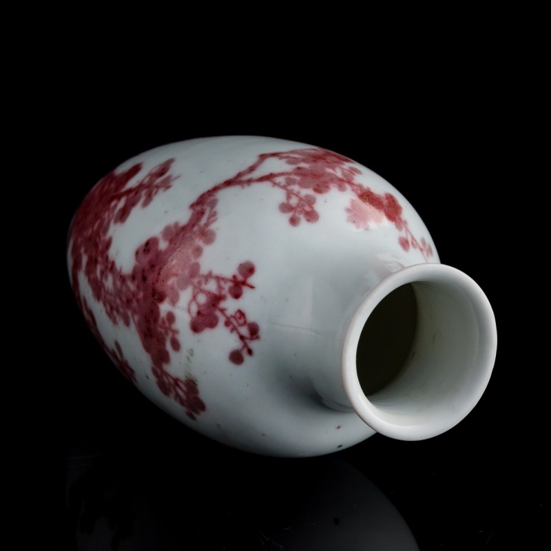 十九世紀 釉裏紅梅花瓶 | A Chinese copper-red-underglazed 'plum blossom' vase, 19th century - 图6
