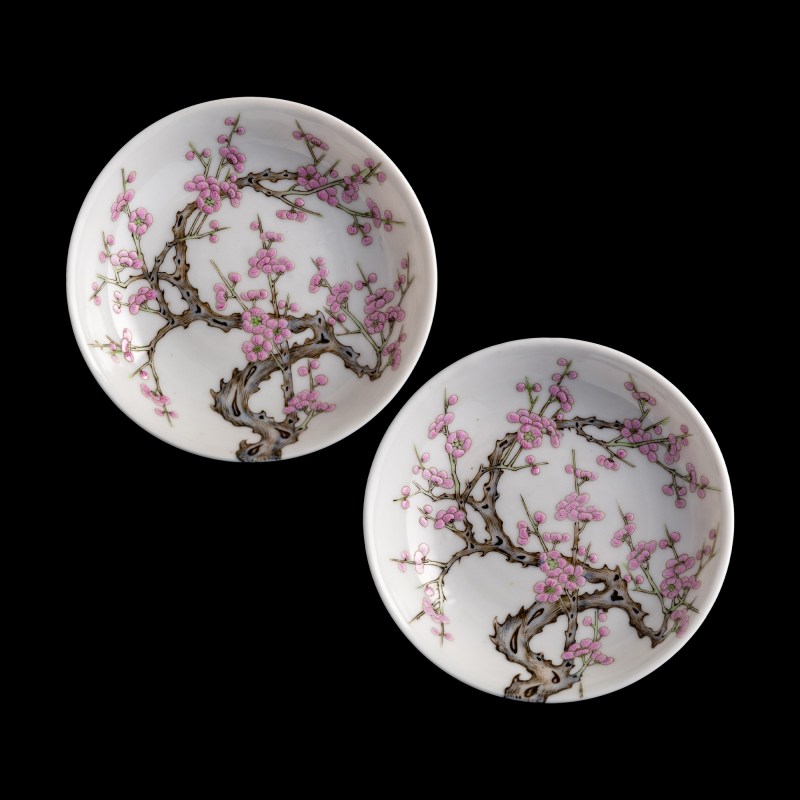 十九世紀早 松柏居制粉彩梅花碟一對 | A pair of Chinese famille rose 'plum blossom' dishes, early 19th century - 图1