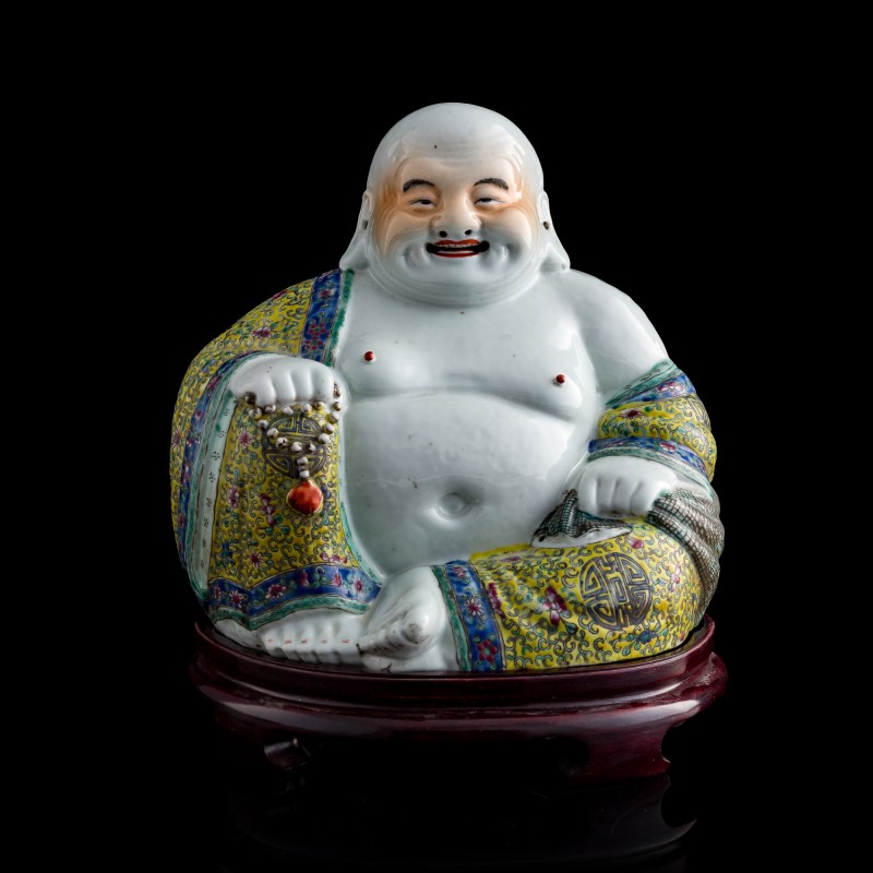 民國 朱茂記造粉彩彌勒佛（附木座） | A Chinese famille rose figure of Maitreya, Republic period - 图1