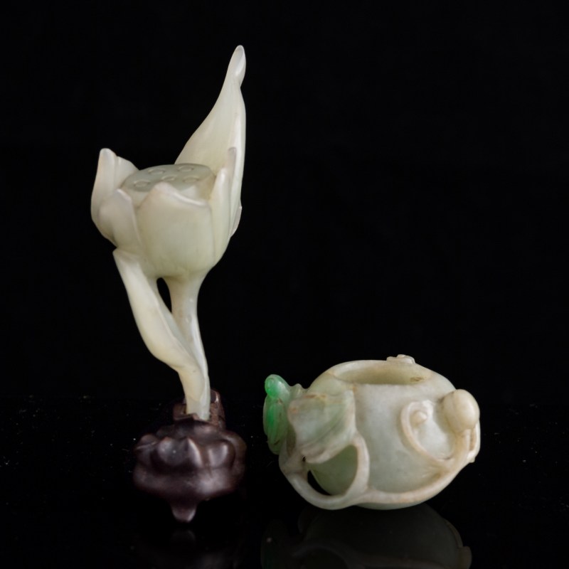 十九世紀 翡翠水盂及白玉荷花擺件（附座） | A Chinese jadeite water coupe and a white jade lotus carving, 19th century - 图2