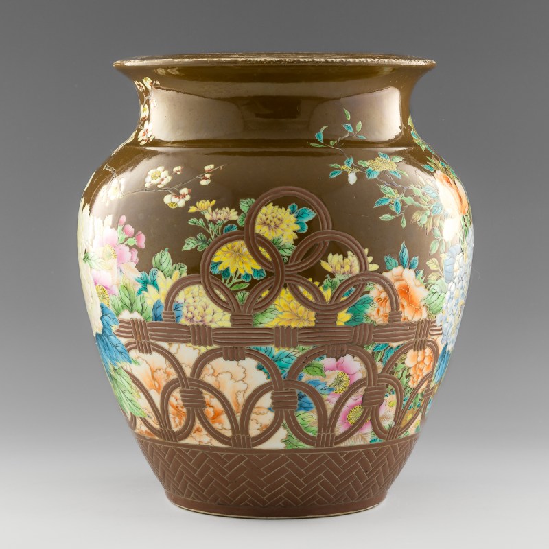 十九世紀 褐地粉彩花卉魚簍尊 | A Chinese brown-ground famille rose enameled vase, 19th century - 图10