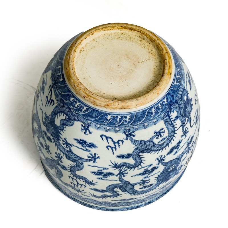 十九世紀 青花雲龍紋缸一對 | A pair of Chinese blue and white 'cloud and dragon' jardinieres, 19th century - 图6
