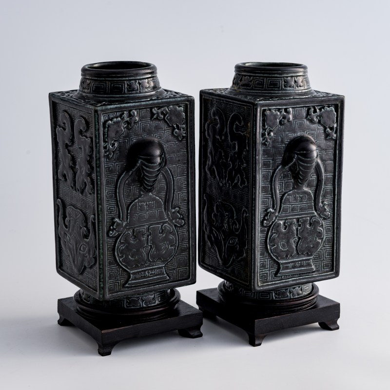 民國 古銅彩饕餮紋象耳琮瓶一對（附木座） | A pair of Chinese archaistic bronze-glazed 'taotie' cong-form vases, Republic period - 图4