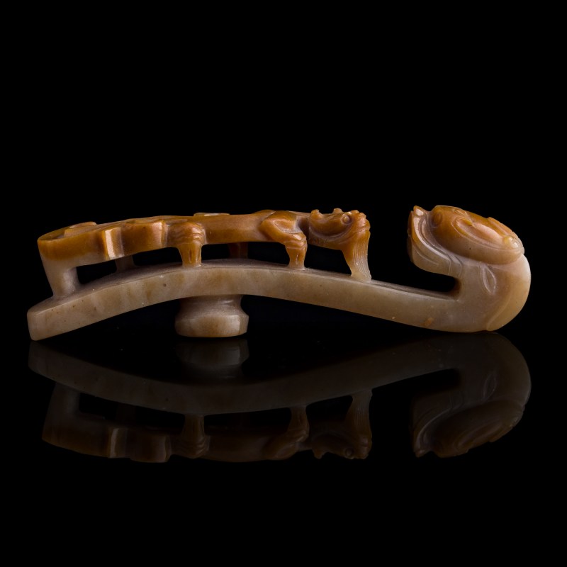 清代 紅翡龍勾 | A Chinese red jadeite dragon belt hook, Qing dynasty - 图2