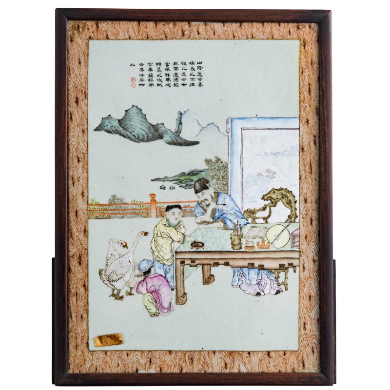 民國 木紋釉開窗粉彩羲之愛鵝瓷板插屏 | A Chinese wood-grain-glazed and famille rose porcelain plaque table screen, Republic period - 图8
