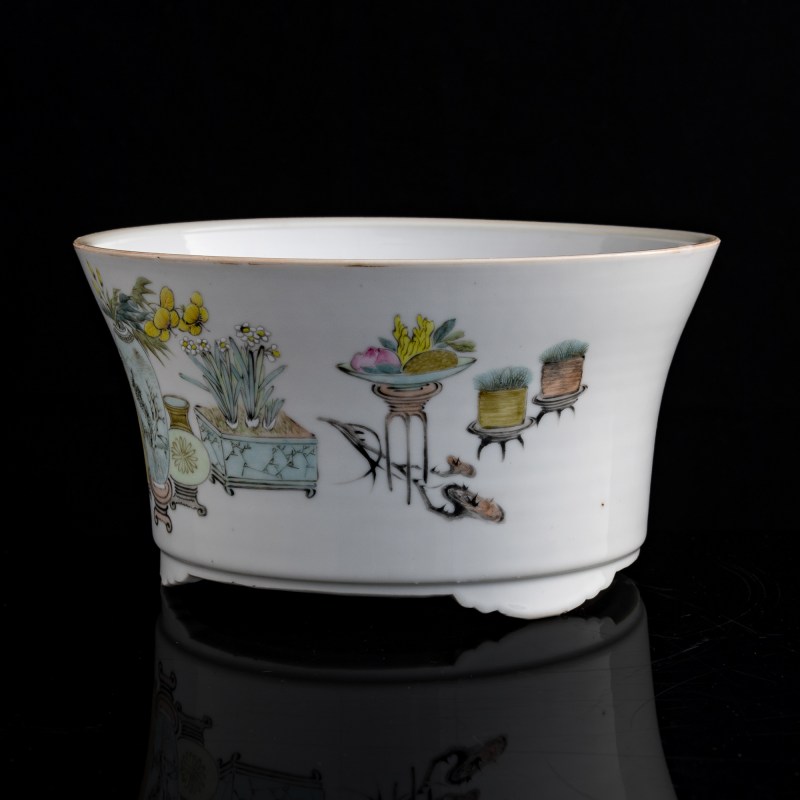 十九世紀晚 淺絳彩博古圖花盆 | A Chinese Qianjiang-enameled 'hundred antiques' jardiniere, late 19th century - 图2
